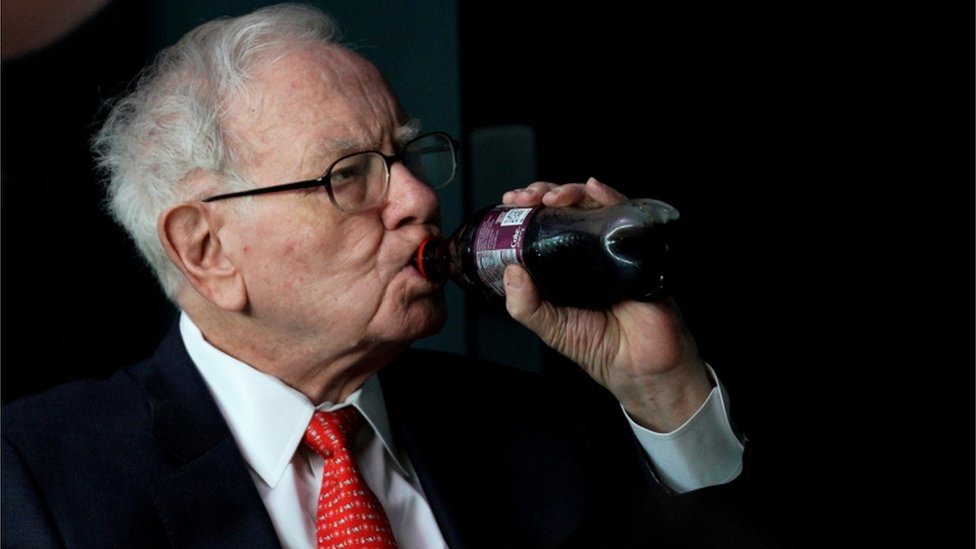 Warren Buffett tomando una Coca Cola.