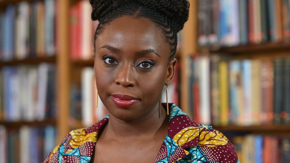 Retrato en primer plano de la escritora Chimamanda Ngozi Adichie