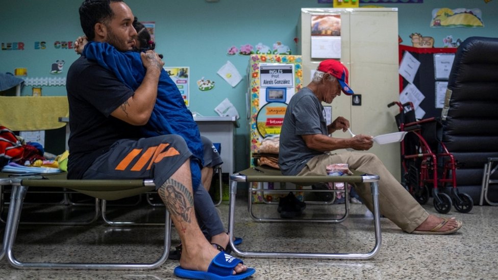Pessoas em abrigo em Porto Rico por causa da passagem do furacão Fiona