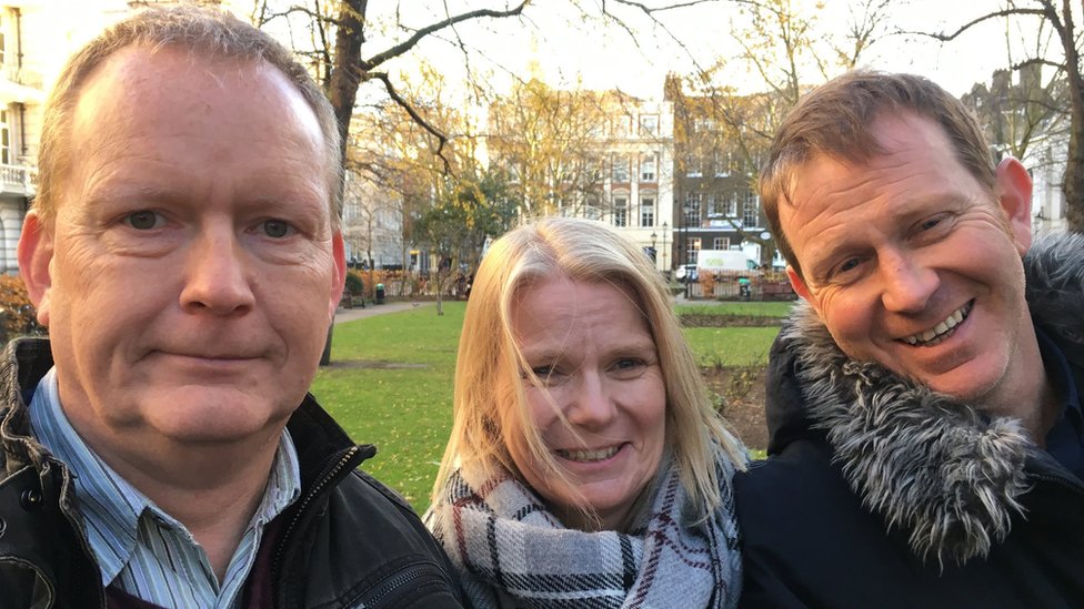 Peter Allen (izquierda) tiene la enfermedad de Huntington y sus hermanos, Sandy (centro) y Frank (derecha), también portan el gen que lo provoca. (Foto: James Gallagher) Peter Allen (izquierda) tiene la enfermedad de Huntington y sus hijos, Sandy (centro) y Frank (derecha), también poseen el gen. (Foto: James Gallagher)