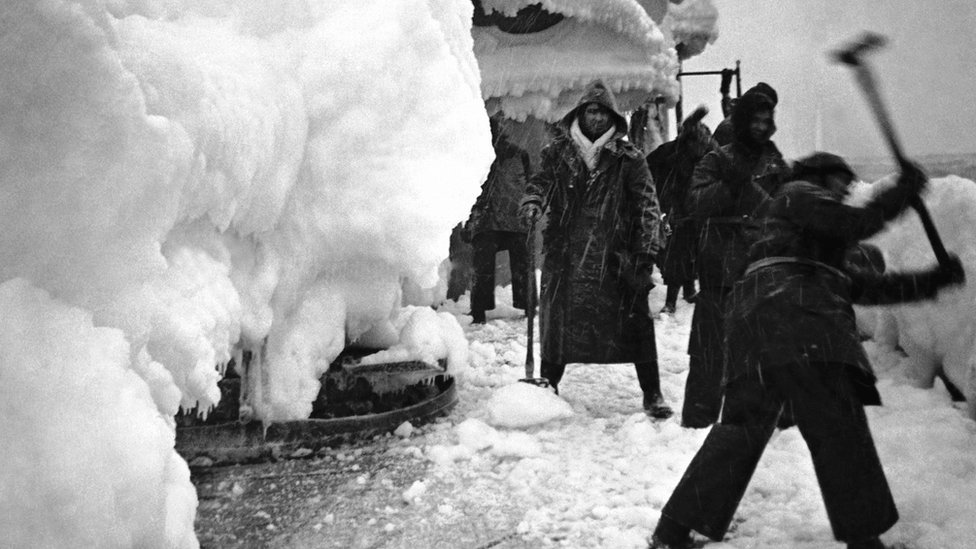 Arctic convoy veterans recognised by Russian Consul - BBC News