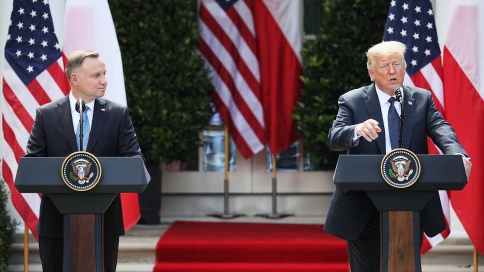 Дональд Трамп (справа) и президент Польши Анджей Дуда (слева) проводят совместную пресс-конференцию в Розовом саду Белого дома в Вашингтоне, округ Колумбия