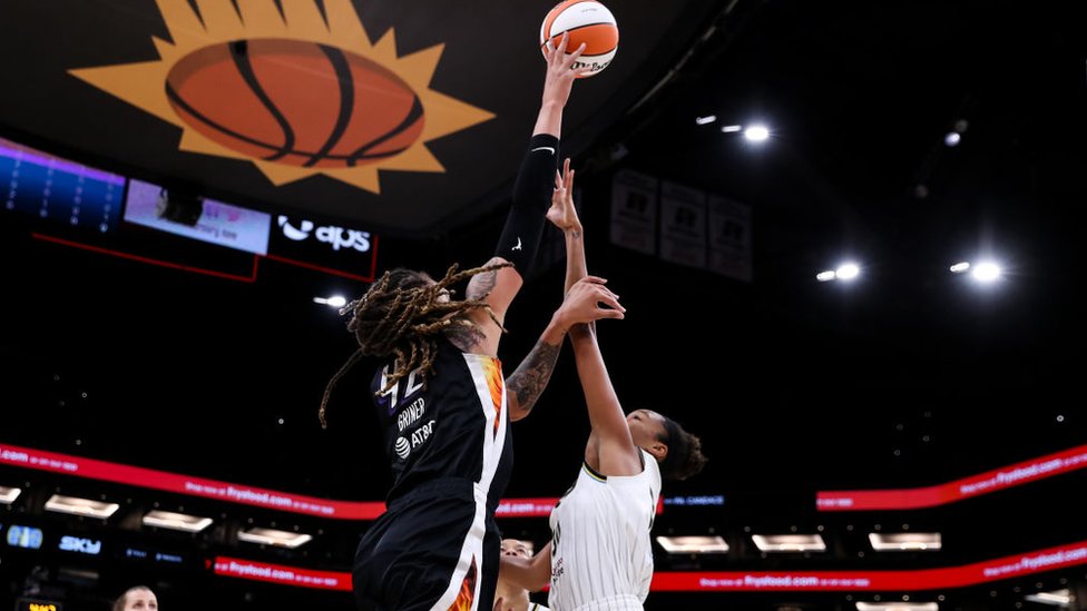 Brittney Griner, camisa 42 do Phoenix Mercury, arremessa sobre Azurá Stevens, camisa 30 do Chicago Sky, no primeiro tempo no Footprint Center em 10 de outubro de 2021 em Phoenix, Arizona.