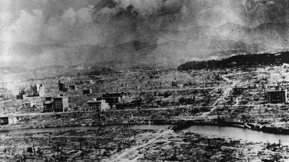 Черно-белая фотография 1945 года, на которой видны руины Нагасаки после того, как была сброшена атомная бомба.