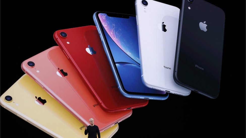 Генеральный директор Тим Кук представляет новый iPhone 11 на мероприятии Apple в их штаб-квартире в Купертино, Калифорния, США, 10 сентября 2019 г. REUTERS / Стивен Лам