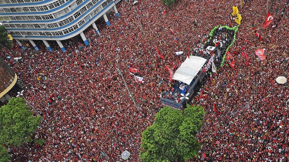 Толпа приветствует команду Flamengo в Рио. 24 ноя 2019