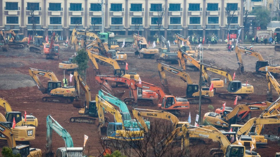 Máquinas excavadoras en el lugar donde se construye un nuevo hospital en Wuhan