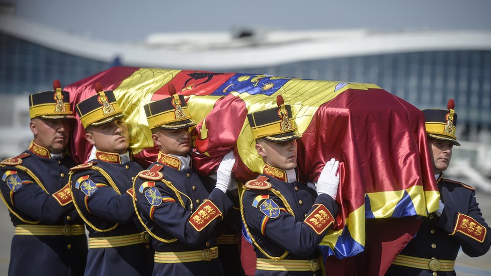 Солдаты почетного караула несут накрытый флагом гроб Анны Румынской перед религиозной службой в Отопени, Румыния