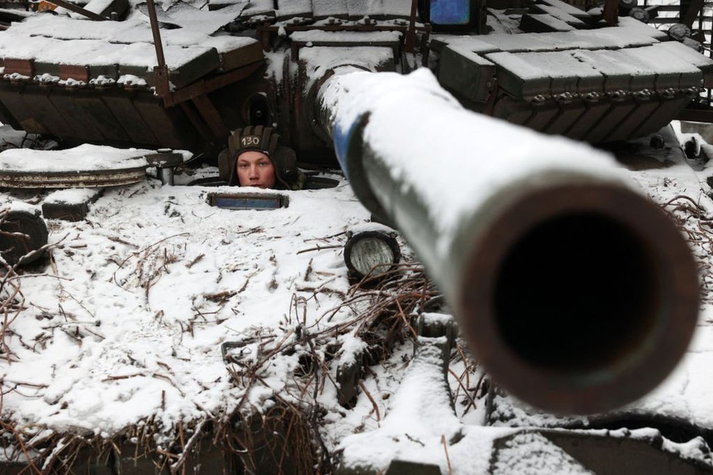 一名烏克蘭士兵在頓涅茨克地區巴赫穆特鎮附近堅守陣地，從一輛坦克中向外望去（2023年12月13日）