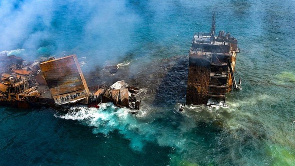 Zehirli kimyasal maddeler yüklü gemi günlerce yandıktan sonra battı