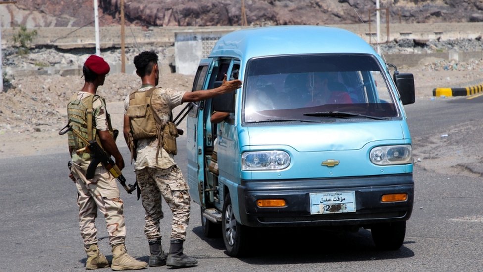 الحرب في اليمن: قتلى وجرحى في اشتباكات بين القوات الحكومية والانفصاليين في عدن 1 نقطة تفتيش لقوات المجلس الانتقالي قرب عدن