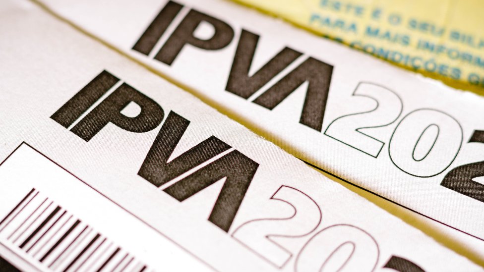 Duas cartas com letras IPVA impressas
