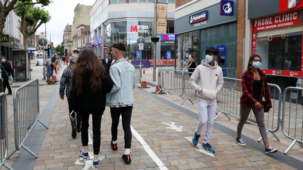 Члены общественного прогулки по центру города, который был отмечен с маркировкой социального дистанцирования от 04 июля 2020 года в Вулверхэмптон, Англия