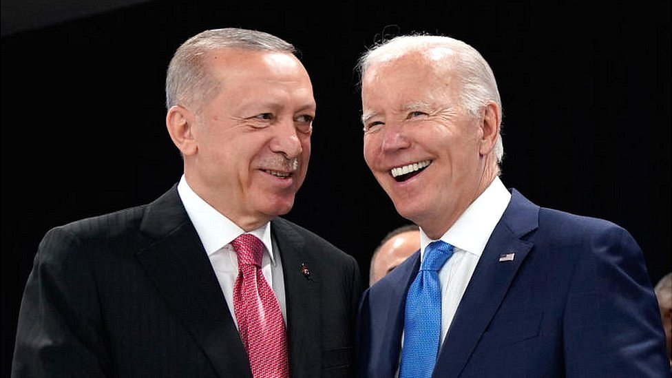 جو بايدن (إلى اليمين) وأردوغان