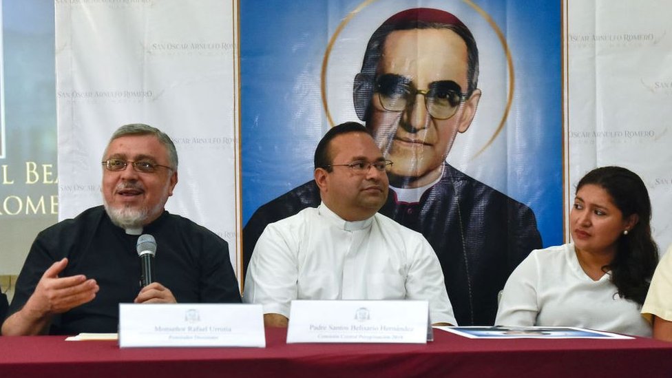 Rafael Urrutia (izquierda) en una rueda de prensa en San Salvador en julio de 2018 en la que habló del milagro atribuido a Romero.