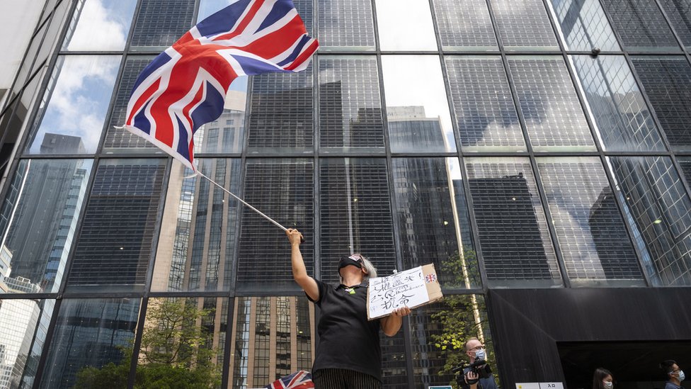 有示威者在法院外舉起英國旗。