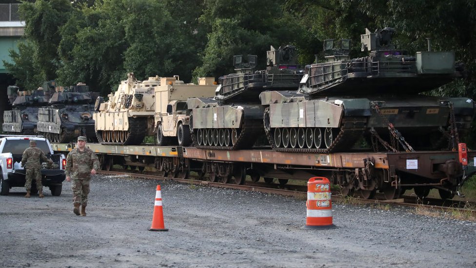 Два танка M1A1 Abrams и другая военная техника стоят на охраняемых железнодорожных вагонах на железнодорожной станции 2 июля 2019 года в Вашингтоне, округ Колумбия