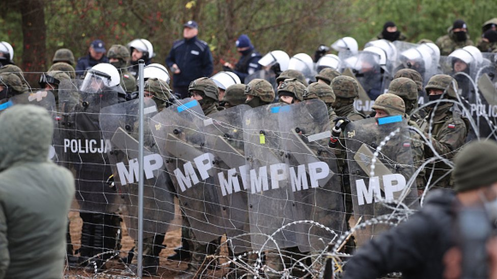 Soldados y policías fronterizos resguardan la frontera polaca.