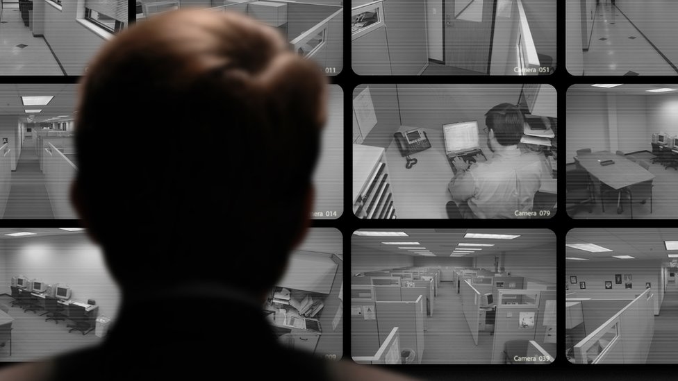 Los estándares éticos deben ser claros en este tipo de medición de desempeño y análisis de datos. Un hombre mira varios monitores de una oficina