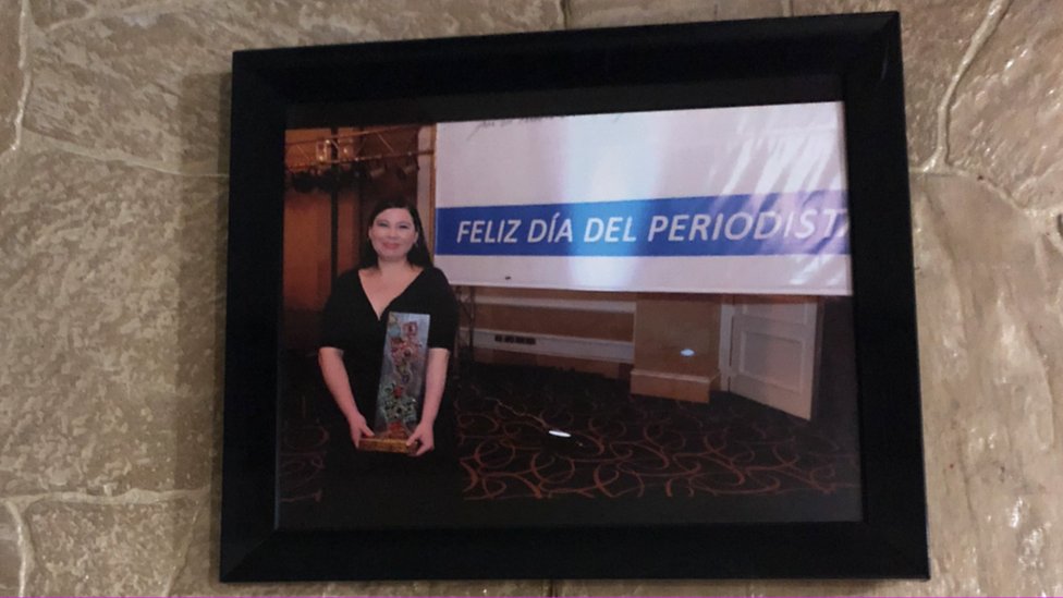 Karla Turcios cuando ganó un reconocimiento como periodista en La Prensa Gráfica