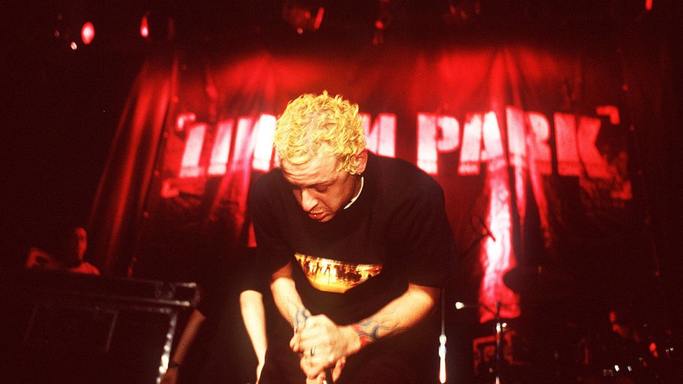 Честер Беннингтон на сцене с Linkin Park в 2001 году