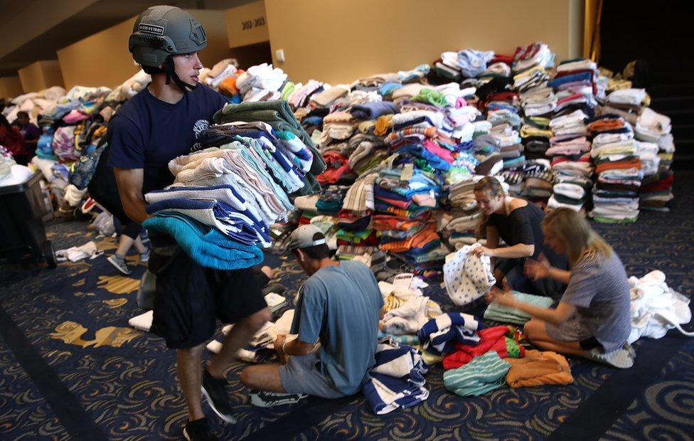 Voluntarios en la iglesia de Osteen organizan las donaciones recibidas para ser distribuidas entre las personas acogidas. Voluntarios en la iglesia de Osteen organizan las donaciones recibidas para ser distribuidas entre las personas acogidas.