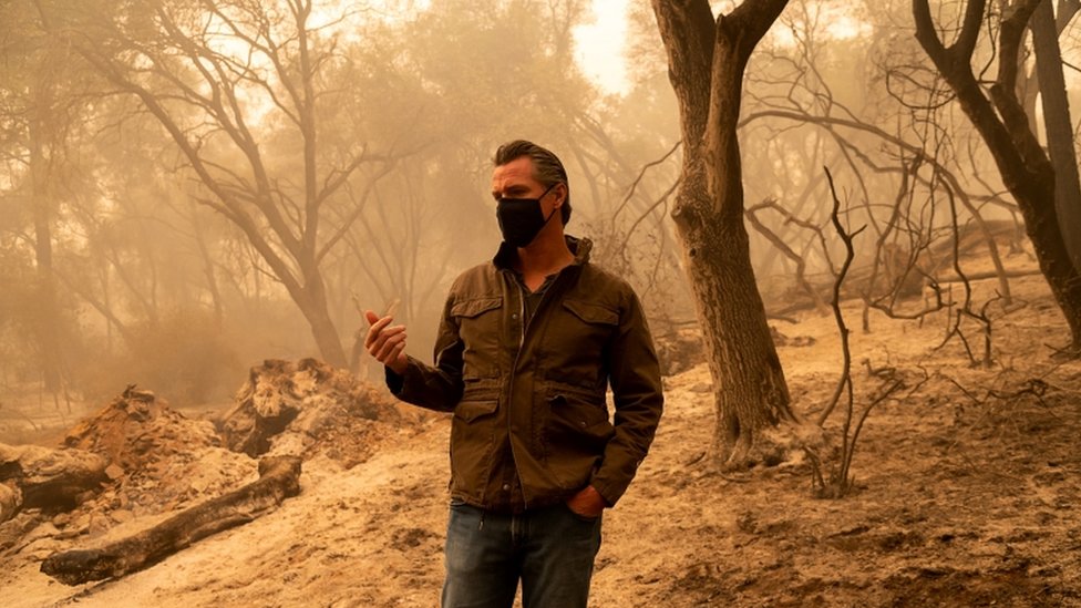 El gobernador de California, Gavin Newsom, investigando los daños causados por el Fuego del Complejo Norte, en Butte County, California, el 11 de septiembre de 2020.