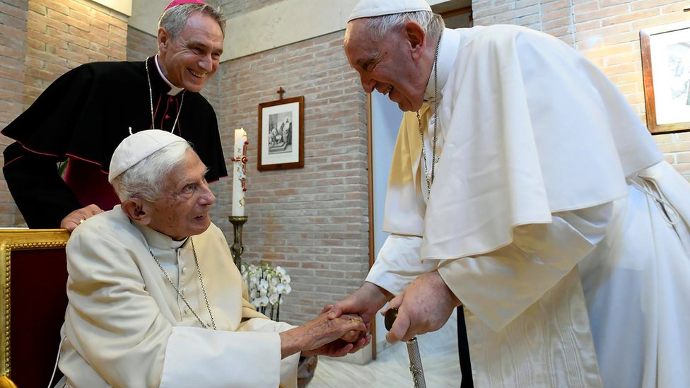 教宗方濟各（右）在梵蒂岡教會之母修道院看望榮休教宗本篤十六世（中）（27/8/2022）