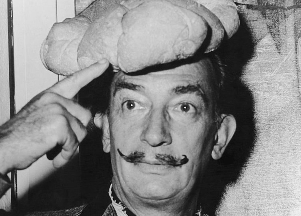 Испанский художник-сюрреалист Сальвадор Дали носит на голове шляпу в форме буханки хлеба, 5 ноября 1958 г.