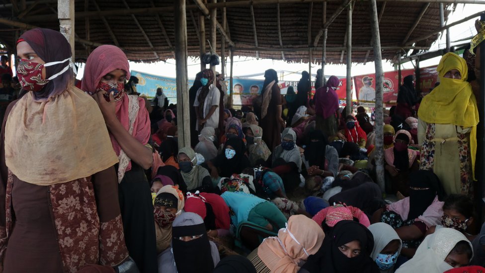Беженцы рохинджа отдыхают после высадки с лодки на пляже Ранконг, Лхок-Сеумаве, Северный Ачех, Индонезия, 07 сентября 2020 г.