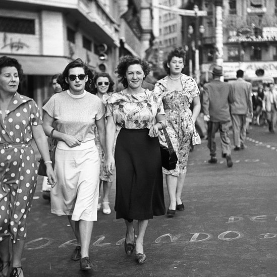 Lutadoras de luta livre no centro de São Paulo, 1950. Foto para a reportagem 