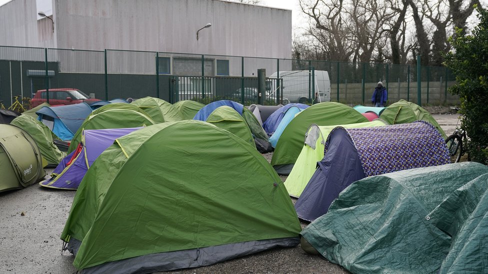 Лагерь для мигрантов на промышленной территории недалеко от паромного терминала Кале 31 января 2020 г. в Кале, Франция