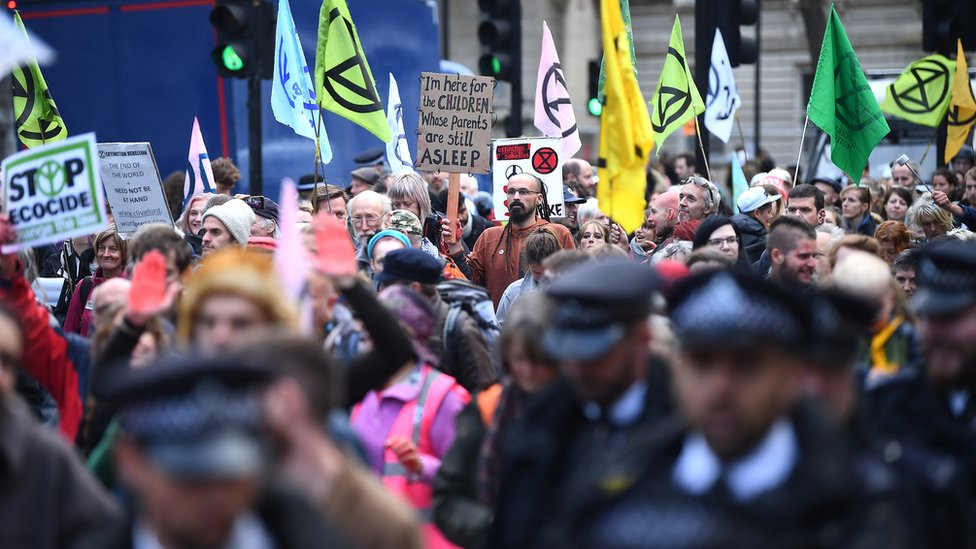 Протестующие в Уайтхолле в Лондоне во время акции протеста против изменения климата Extinction Rebellion (XR).