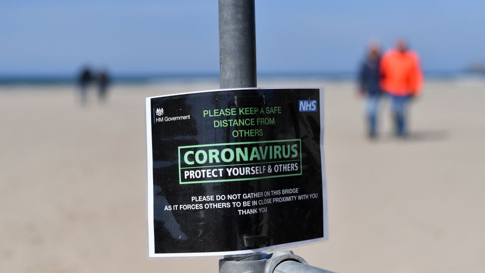 ملصق إرشادي لاتباع التباعد الإجتماعي على مدخل أحد الشواطئ في بريطانيا