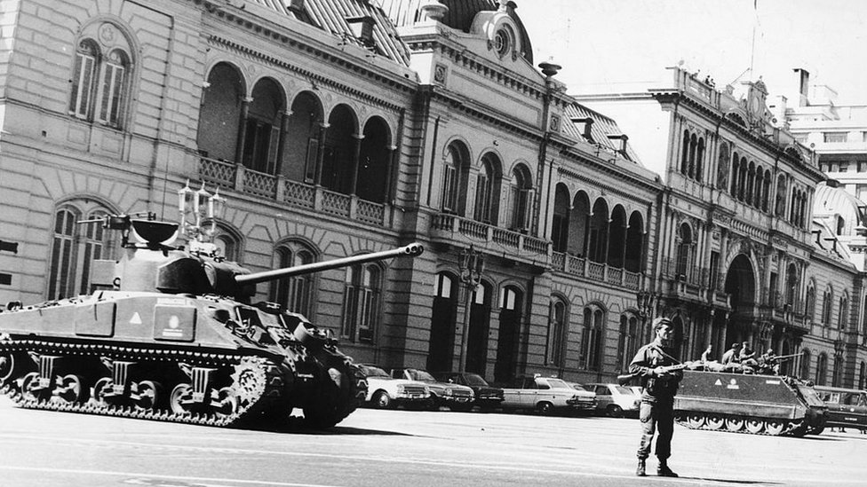 29 de marzo de 1976: Soldados argentinos montan guardia frente a la Casa de Gobierno, en Buenos Aires, después del golpe de Estado que derrocó a la presidenta Isabel Martínez de Perón, viuda del fallecido presidente Juan Perón.
