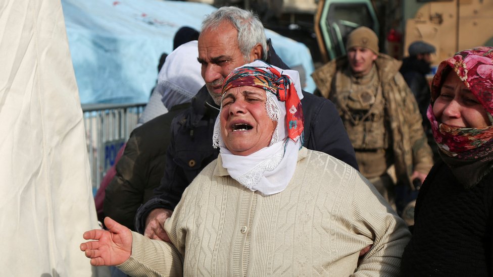 زلزال تركيا وسوريا: لماذا يجري التحقيق مع صحفيين في أعقاب الكارثة؟ 2 سيدة كردية تبكي في مدينة ديار بكر