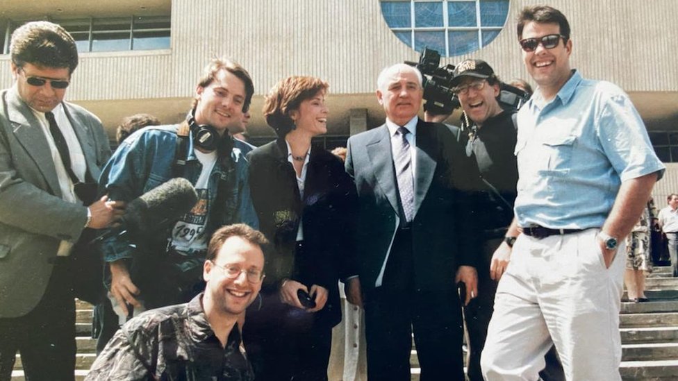 Mijaíl Gorbachov con Steve Rosenberg (al frente a la izquierda), Victor Cooper y el equipo de CBS