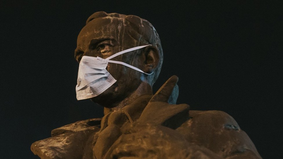 Jedan od spomenika narodnom heroju iz Drugog svetskog rata u Valjevu sa hirurškom maskom preko lica, januar 2018, Valjevo