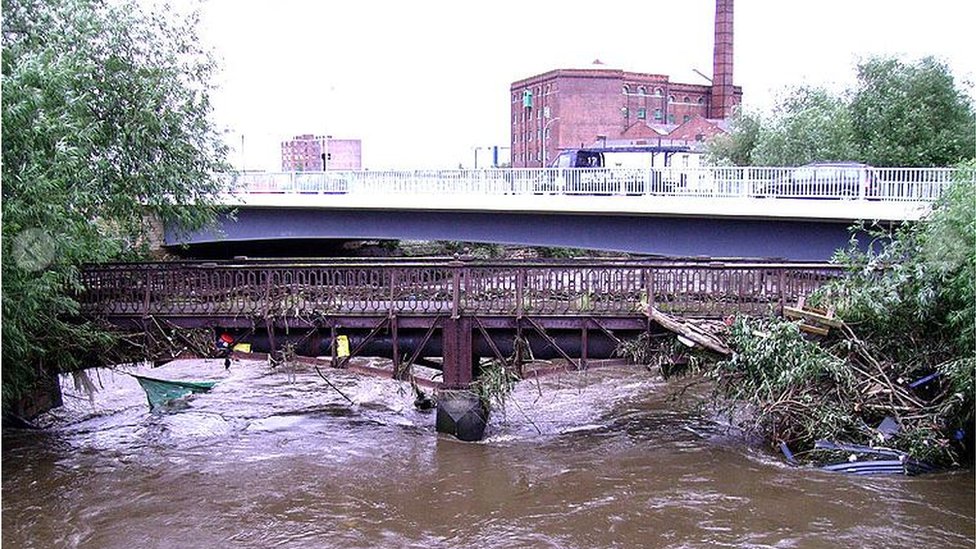 Река Дон затопила на улице Корпорация в Шеффилде в июне 2007 года.