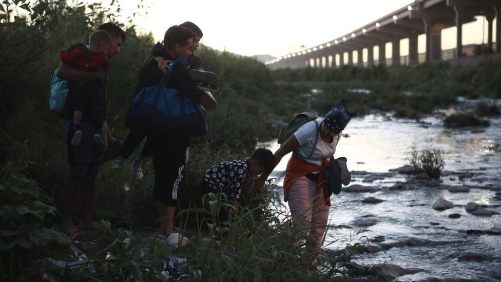 Venezolanos cruzando el rio Bravo