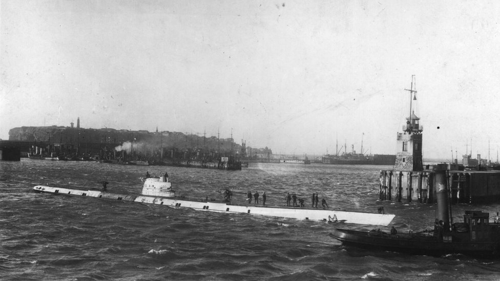Heligoland fue una base militar alemana en las dos guerras mundiales. Un submarino en la base naval y aérea de Heligoland alrededor de 1916.
