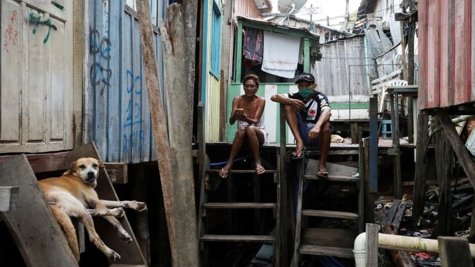 Pessoas em favela de Manaus