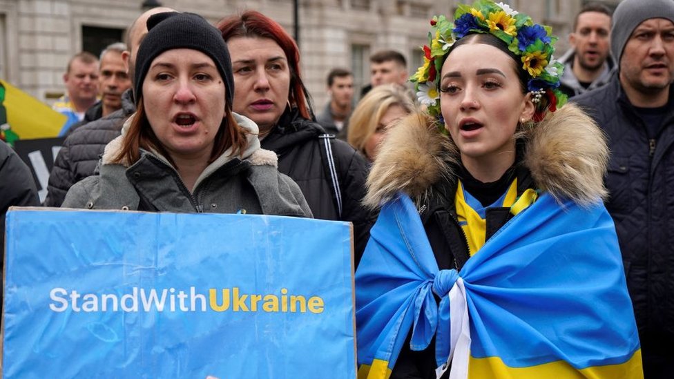 Mujeres con pancartas a favor de la ayuda a refugiados ucranianos