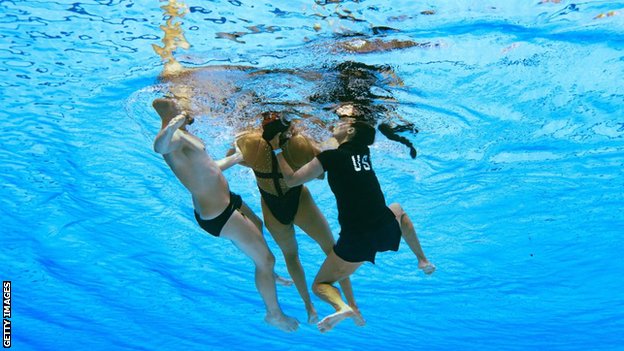 Anita Alvarez is rescued underwater by her coach Andrea Fuentes