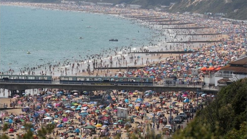 Толпа на пляже Борнмута в пятницу, 31 июля 2020 г.