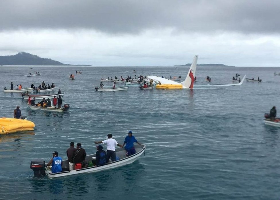 Avión de Air Niugini en el agua, en Micronesia