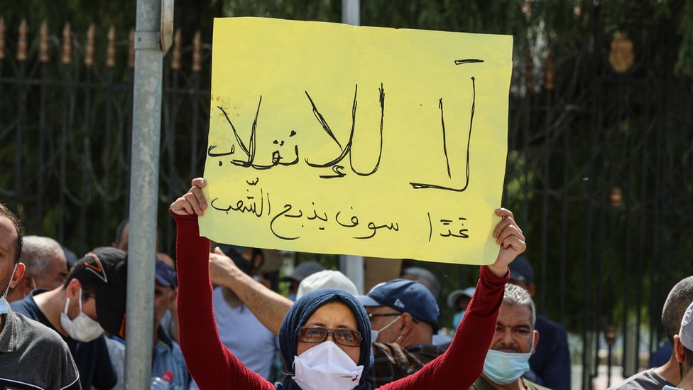 تونسية ترفع شعار لا للانقلاب.