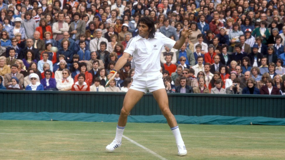 Nastase, quien nació en Bucarest hace 70 años, fue número uno del mundo entre 1973 y 1974. Nastase en Wimbledon de joven.