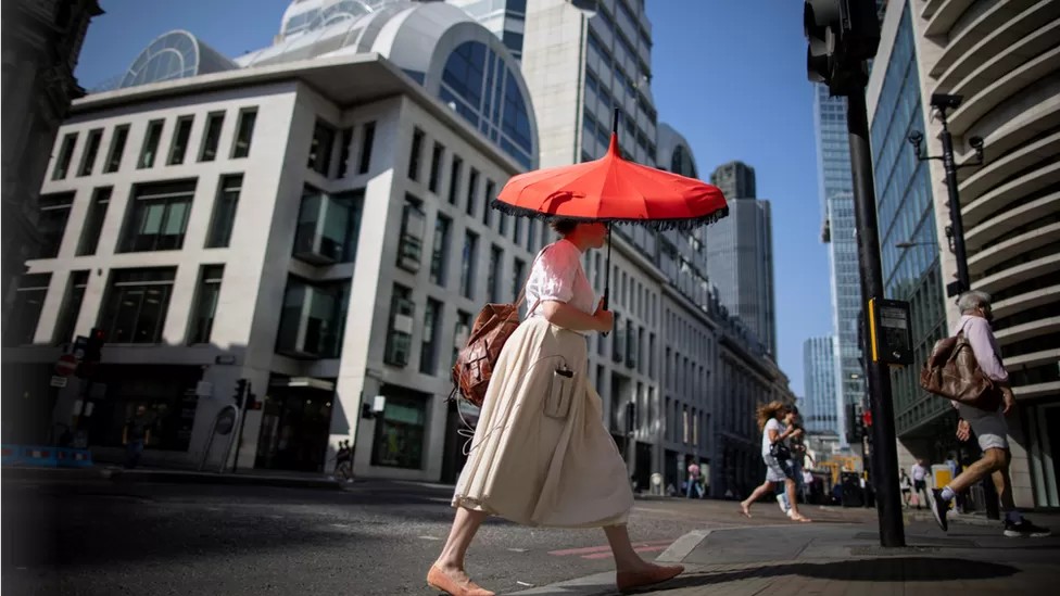 Mujer con una sombrilla en Reino Unido por el calor