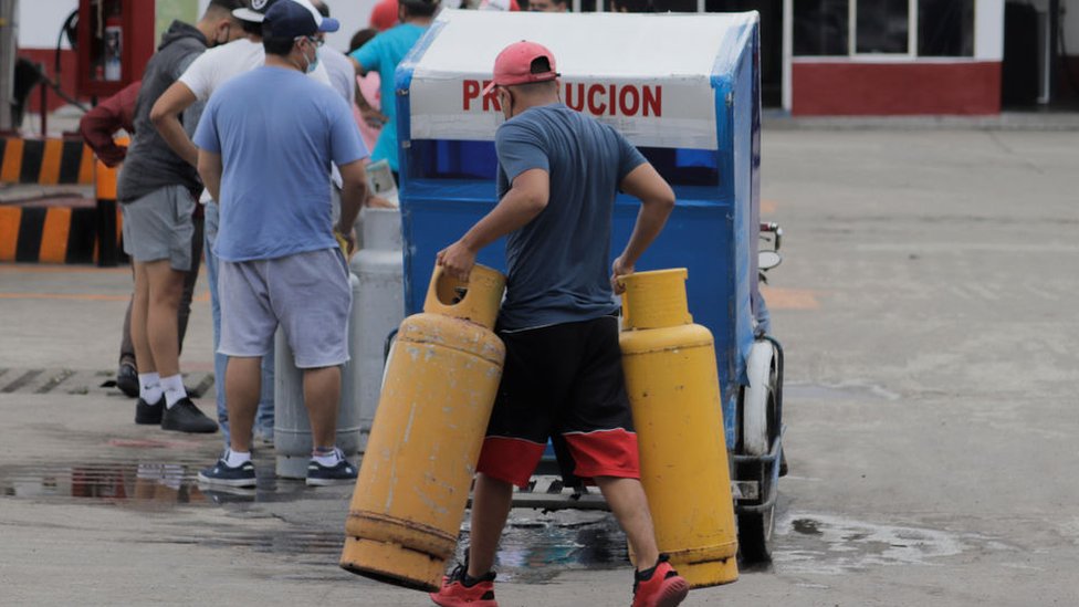 Persona compra gas en el Valle de México.